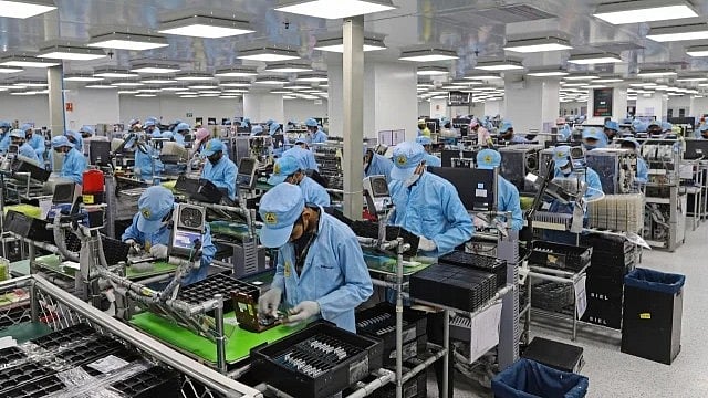 Maharashtra Cabinet Approves Major Amendments To Factories And Shops Acts, Extending Daily Work Hours And Weekly Limits