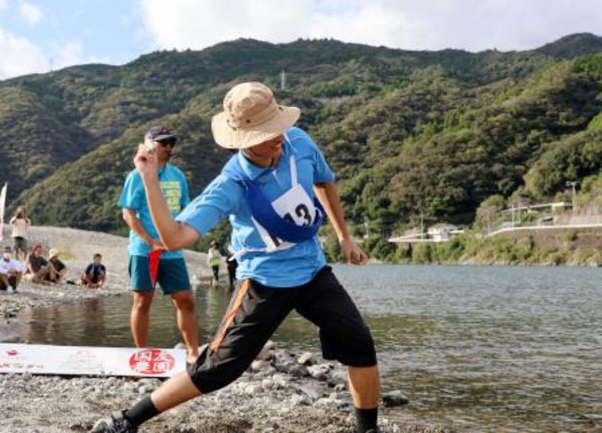 「水切り」世界一は誰だ　高知・仁淀川で149人が熱戦