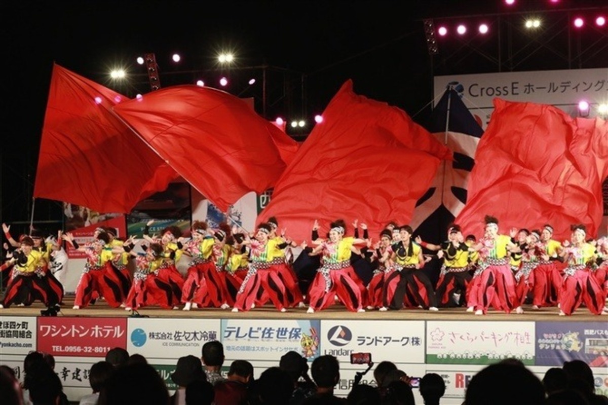 【やさしい日本語】「よさこい」という  踊(おど)りの  大(おお)きな  祭(まつ)りが  ある